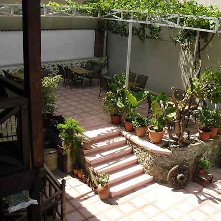 Guest House Bujtina Leon Korce Ngoại thất bức ảnh