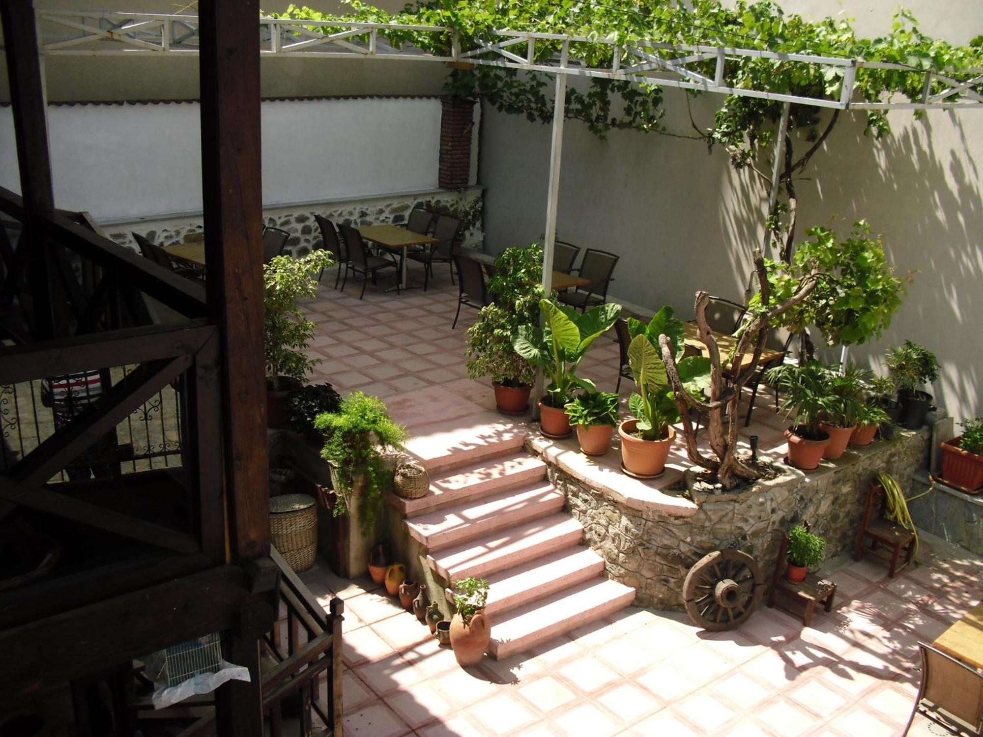 Guest House Bujtina Leon Korce Ngoại thất bức ảnh