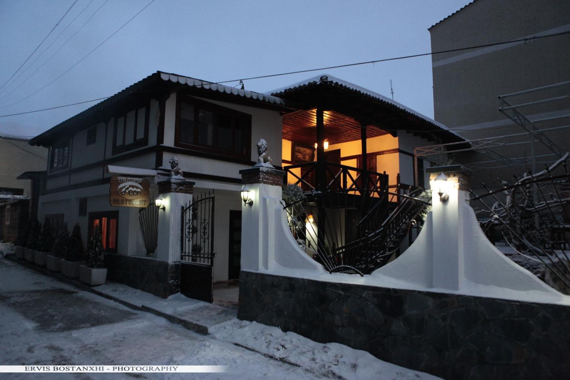 Guest House Bujtina Leon Korce Ngoại thất bức ảnh
