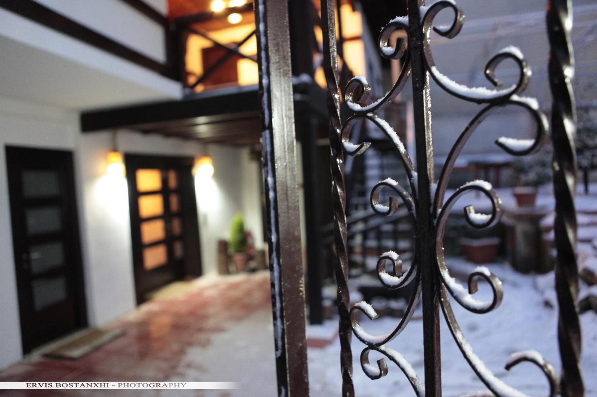 Guest House Bujtina Leon Korce Ngoại thất bức ảnh