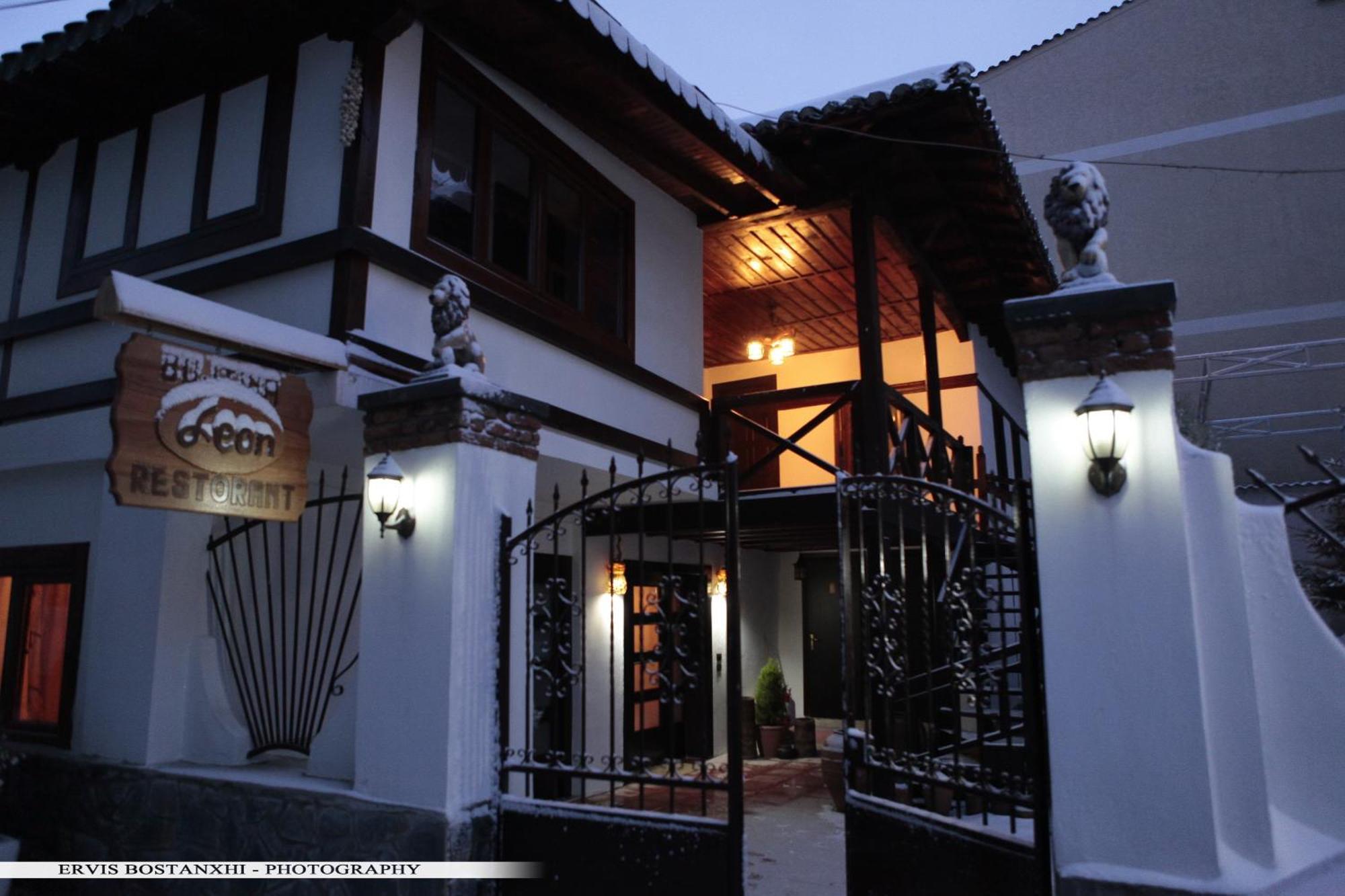 Guest House Bujtina Leon Korce Ngoại thất bức ảnh