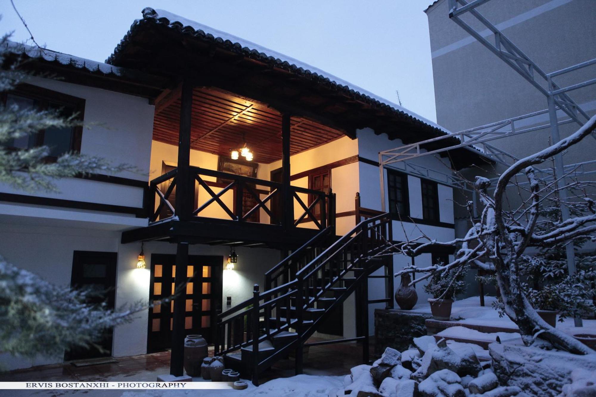 Guest House Bujtina Leon Korce Ngoại thất bức ảnh
