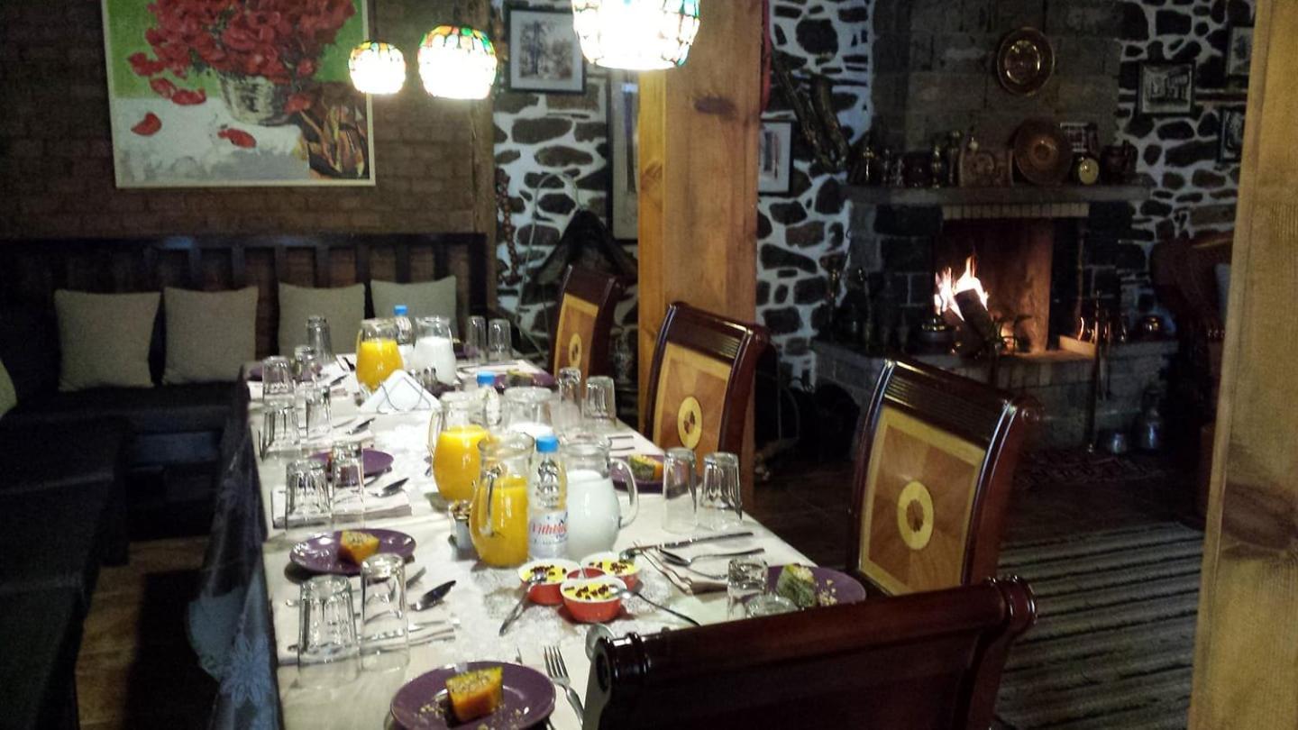 Guest House Bujtina Leon Korce Ngoại thất bức ảnh
