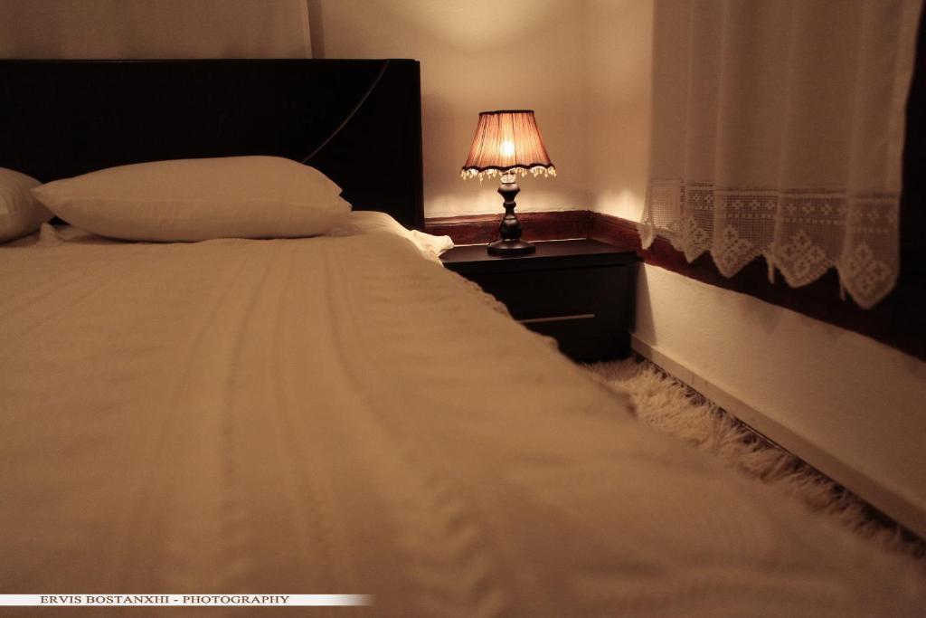 Guest House Bujtina Leon Korce Phòng bức ảnh