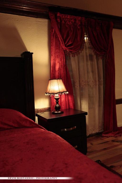 Guest House Bujtina Leon Korce Phòng bức ảnh