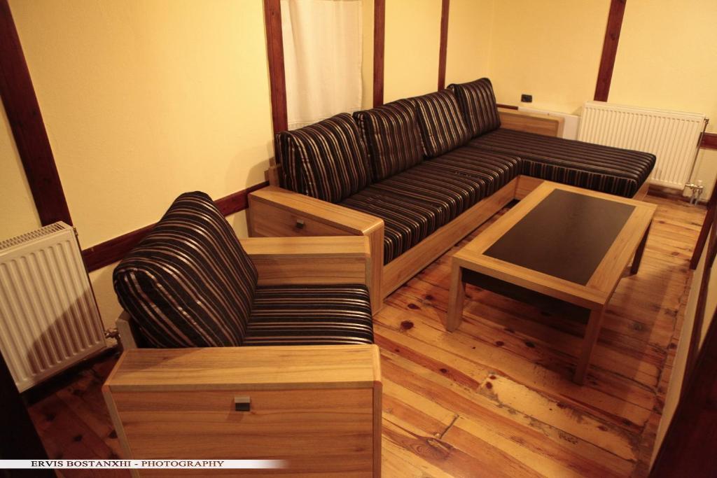 Guest House Bujtina Leon Korce Phòng bức ảnh