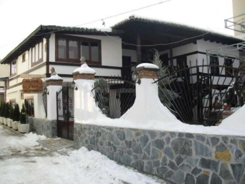 Guest House Bujtina Leon Korce Ngoại thất bức ảnh