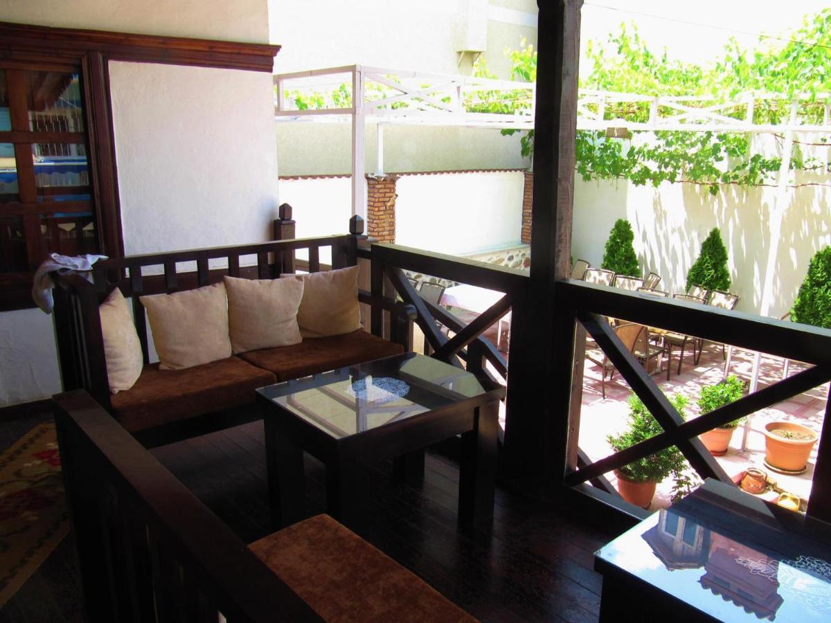 Guest House Bujtina Leon Korce Ngoại thất bức ảnh